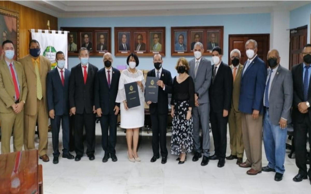  Autoridades universitarias presentes durante la firma del convenio.