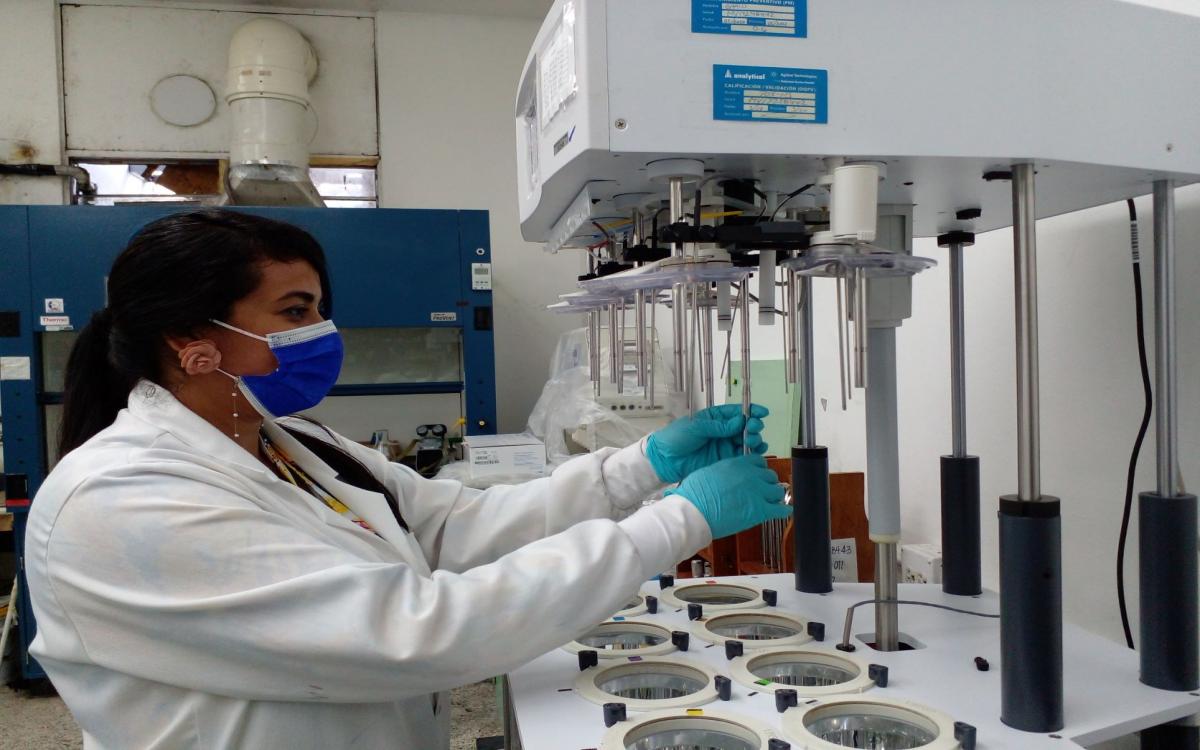 Licenciada Miriam Victoria en equipo de Cromatología líquida