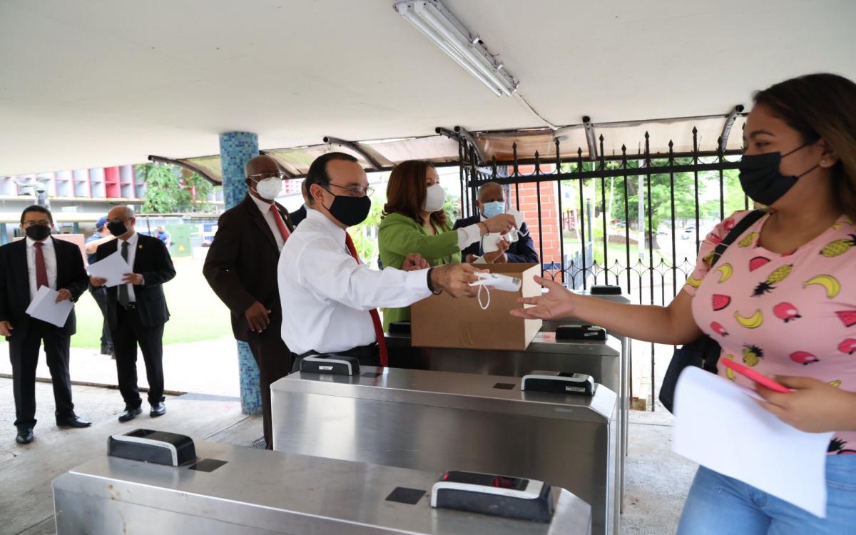 Rector entregando mascarillas 