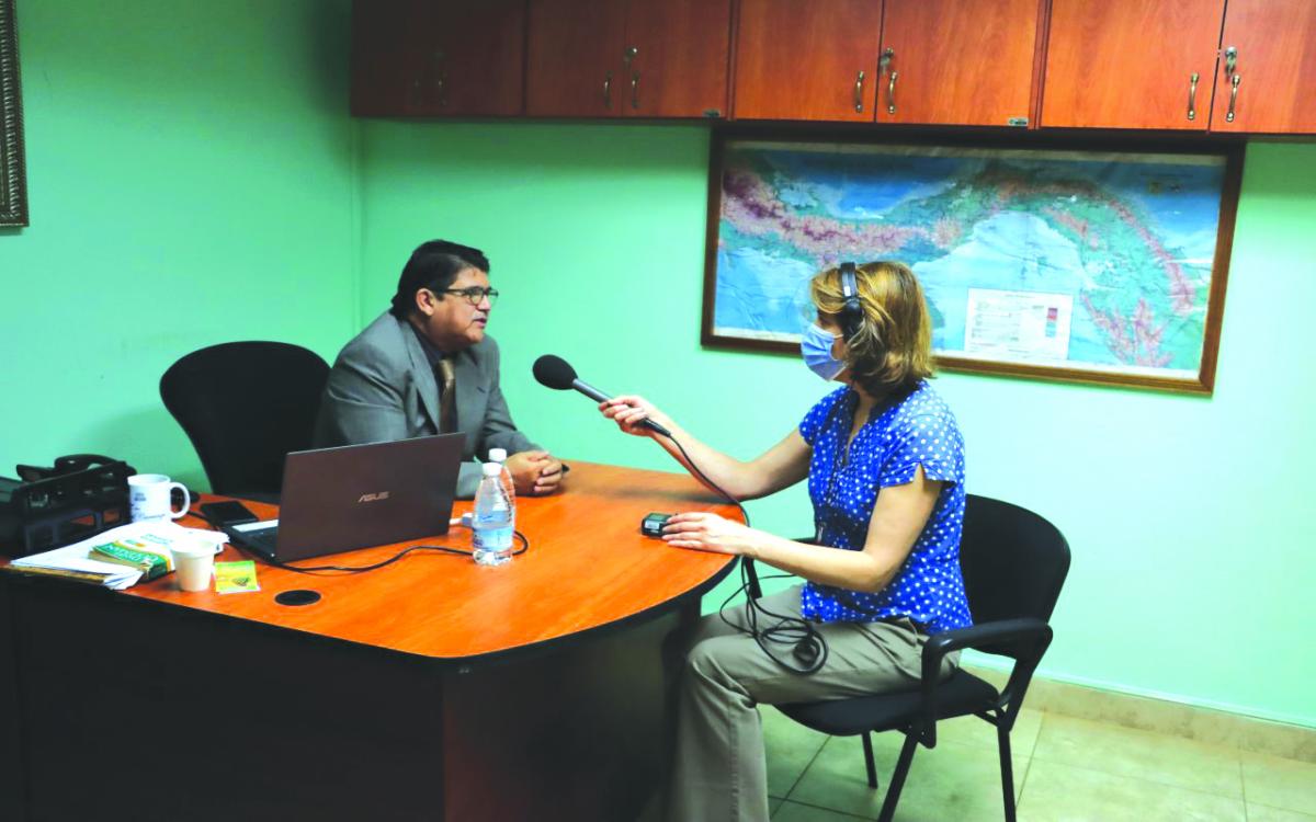 Grace Livingston, periodista de la BBC de Londres, entrevistó al  Mgter. Raúl Carranza, director de Asuntos Comunal.