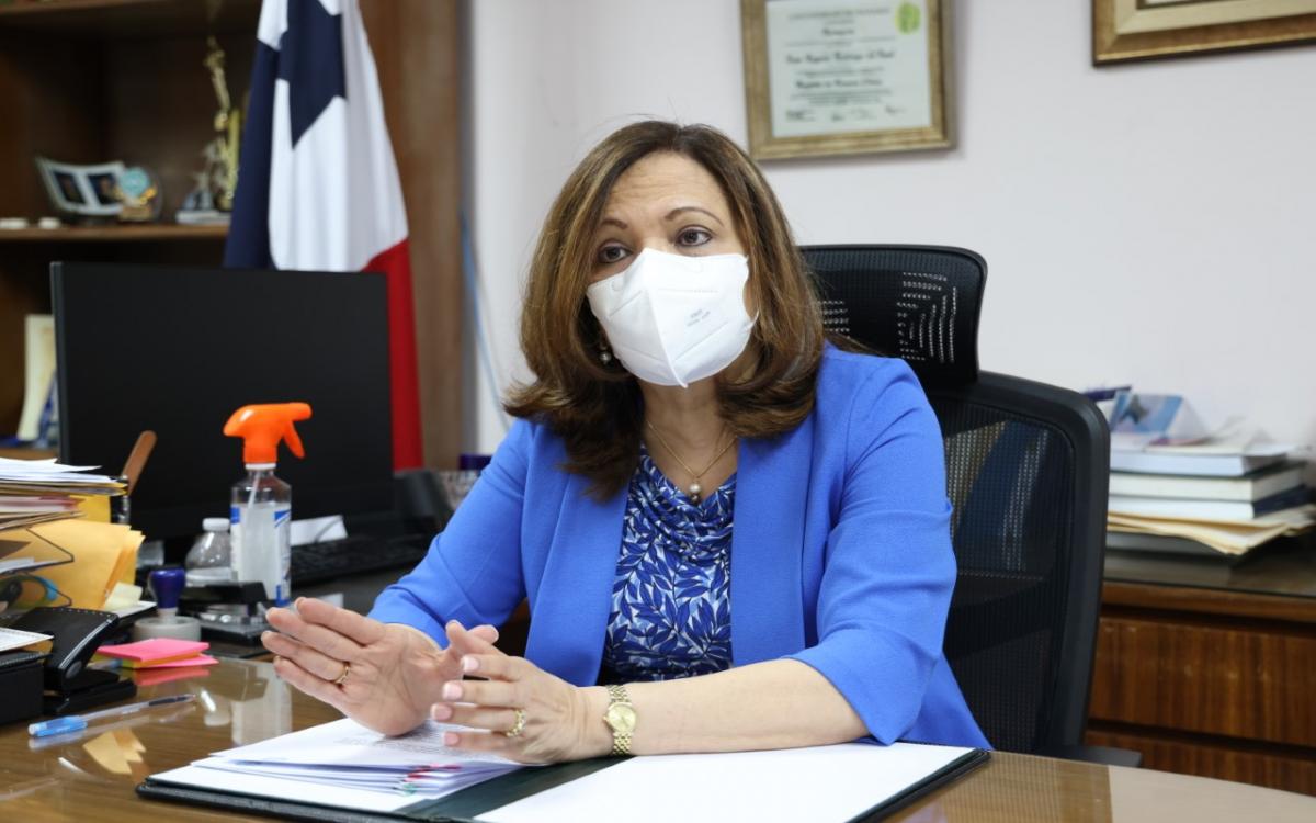 Magíster Rosa Buitrago, decana de la Facultad de Farmacia.