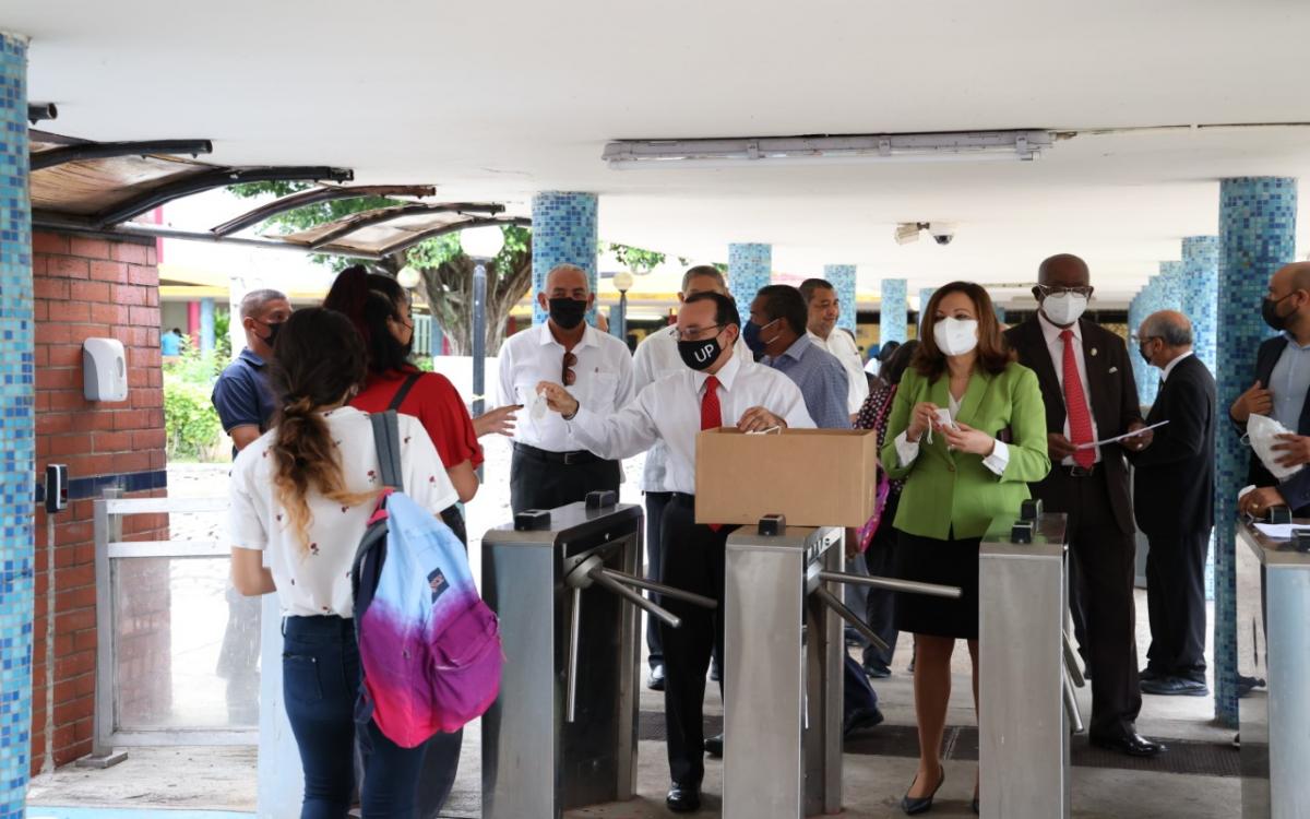 Rector entregando alcohol