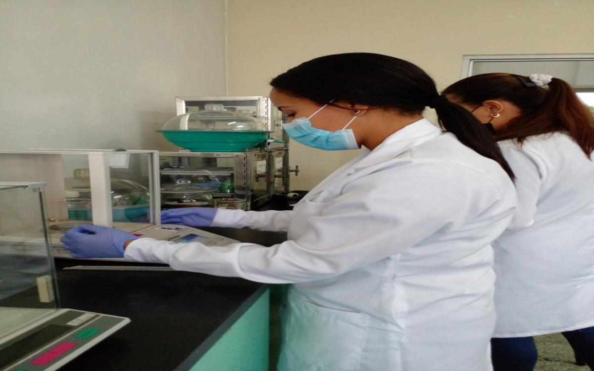 Rosmery Rodríguez y Argelis Batista en análisis de medicamento infrarrojo.
