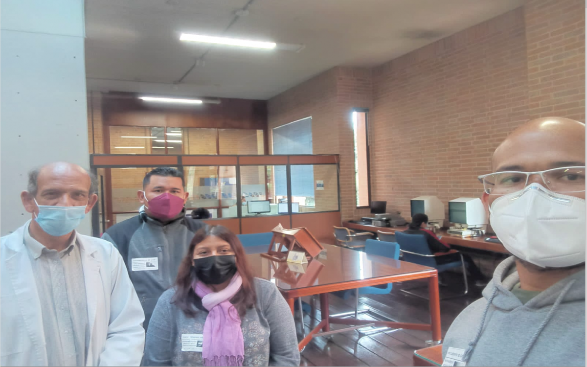 2.	Mgter. Jonathan Chávez (al fondo), el historiador Mauricio Tovar (izquierda), Susana Luna (centro) y el Mgter. Víctor Ortiz (derecha).