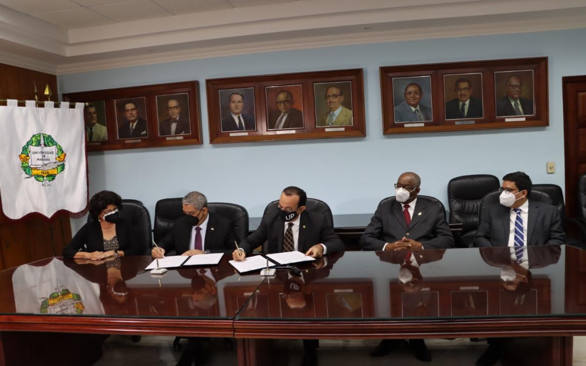 Eduardo Flores Castro, rector de la Universidad de Panamá,  Oris Lam de Calvo, decana de la Facultad de Medicina y  Luis Francisco Sucre, ministro de Salud.