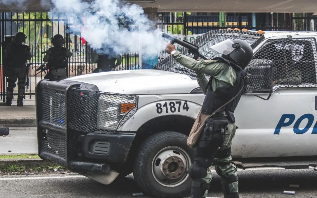 Policia Nacional lanza lacrimogenas a la Universidad de Panamá