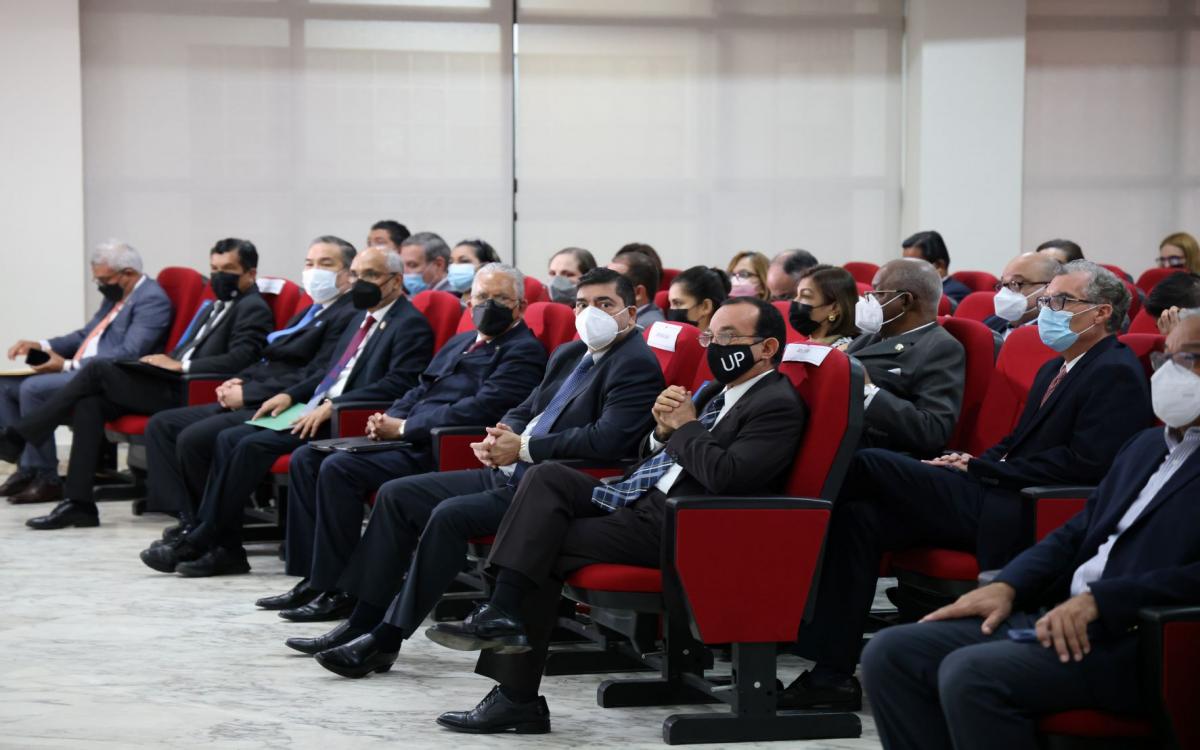 Personalidades e invitados que asistieron al Miércoles Universitario