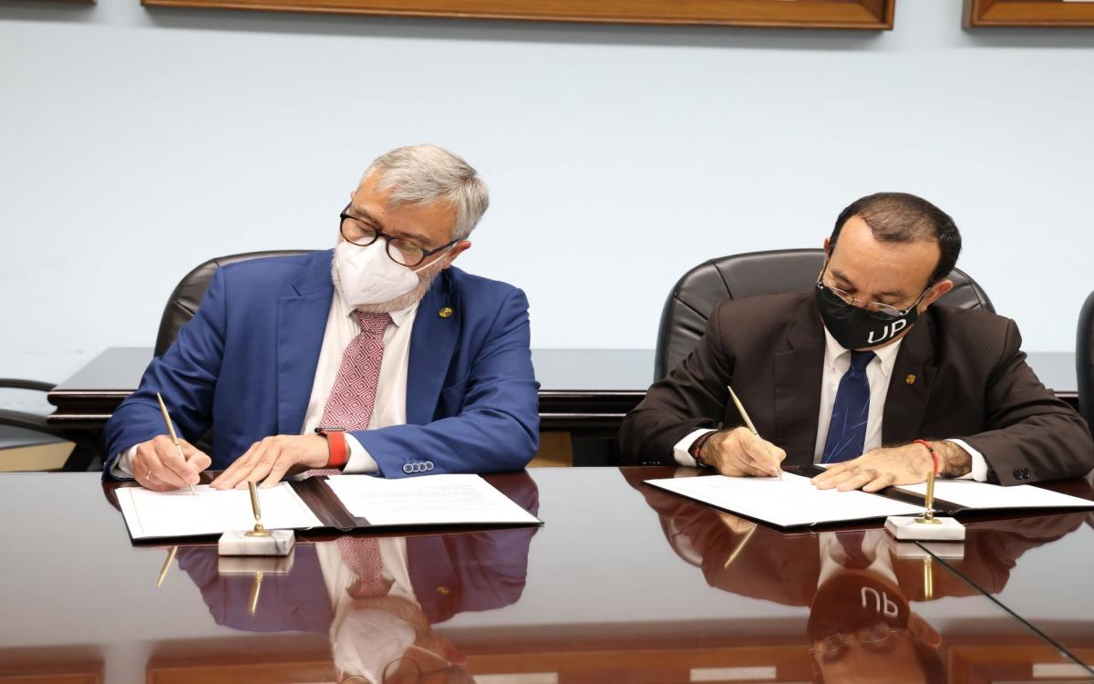 Doctor Eduardo Flores Castro, rector de la Universidad de Panamá y el doctor Francisco Álvarez Arroyo, secretario general de la Universidad de Extremadura.