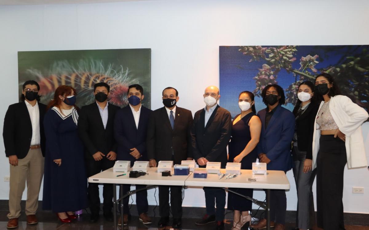 Grupo de jóvenes científicos, Eduardo Flores Castro, rector de la UP y Dr. Jordi  Querol Audi. Fotos: Carlos Iván Caballero G