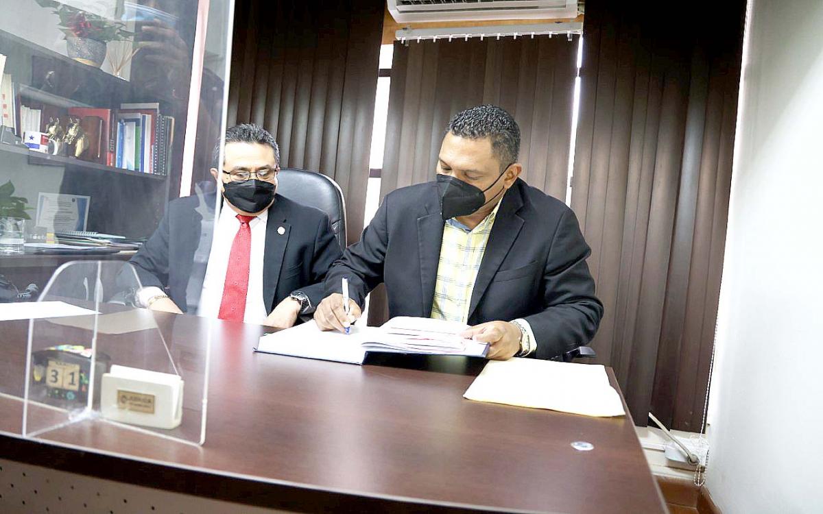 Gilberto Marulanda, toma  posesión como nuevo Defensor  de los Derechos de los  Universitarios.