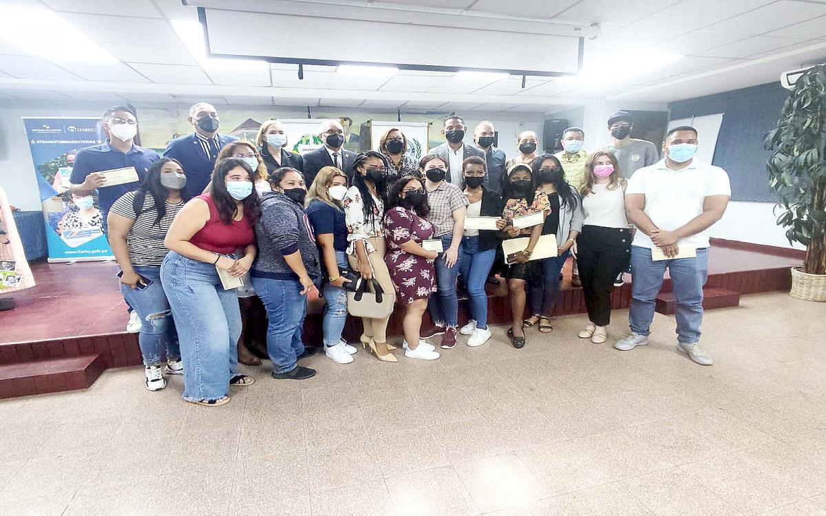 Estudiantes de las Facultades de Administración Pública y Humanidades  reciben becas del Instituto para la Formación y Aprovechamiento de  Recursos Humanos (Ifarhu). 