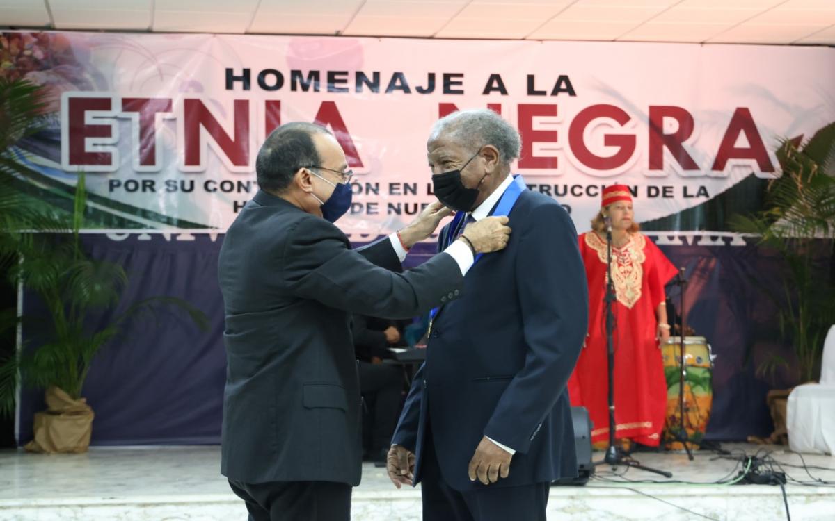 Entrega de Medalla Armando Fortune al profesor Gerardo Maloney.