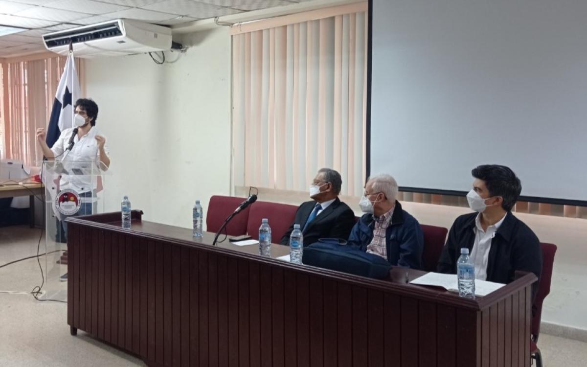 Expositores invitados al panel de la Escuela de Historia.