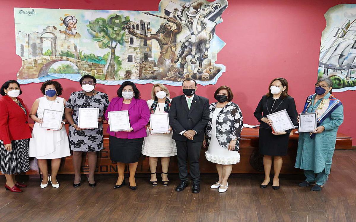 Entrega de certificados por su trayectoria a profesoras universitarias.