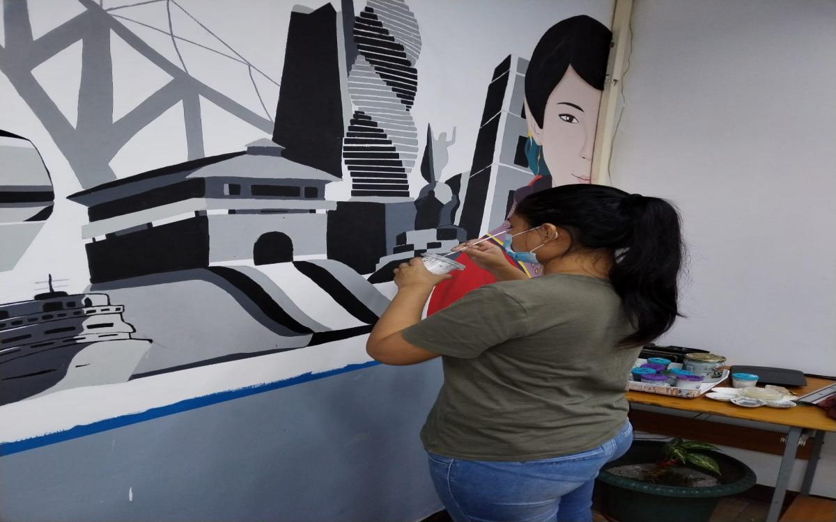 Leidys Domínguez, marca los trazos a los dibujos.