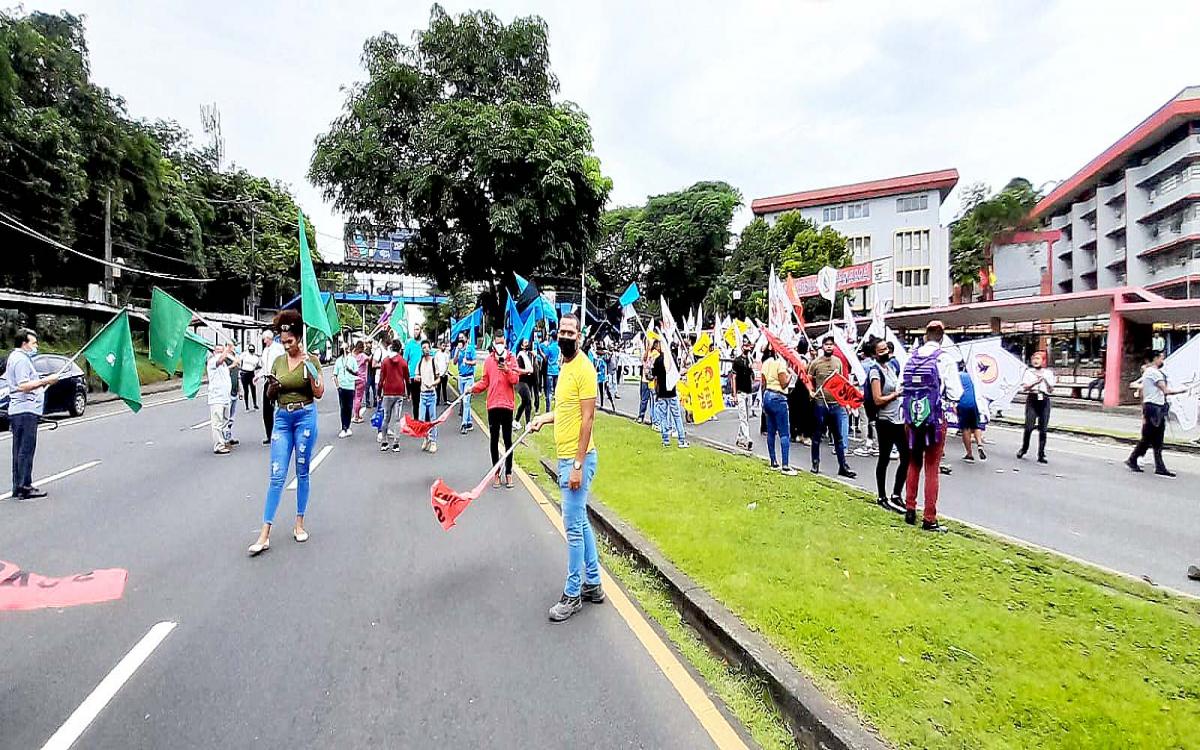 Estudiantes se manifiestan en la vía Transístmica. 