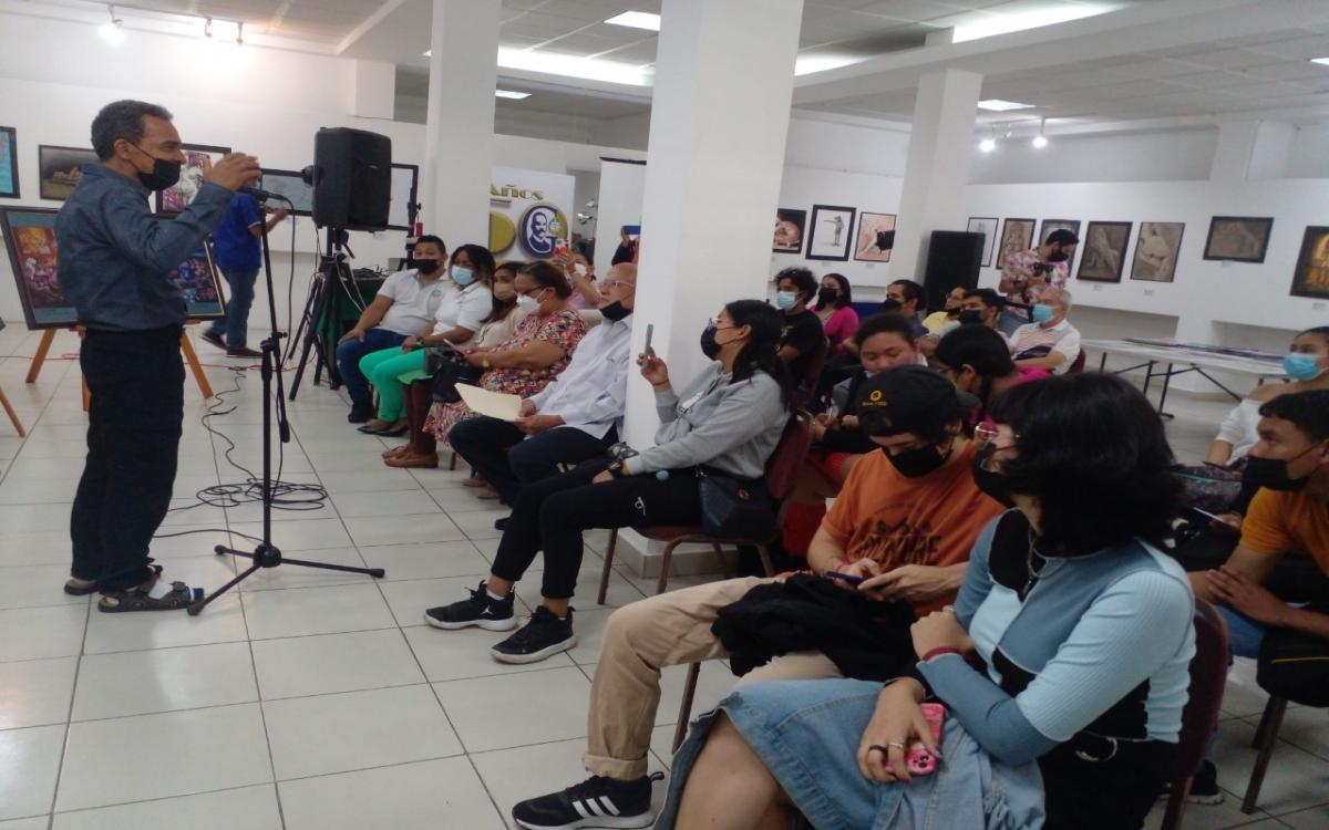 Profesor De Freitas explicó que cada cuadro muestra momentos de nuestra lucha nacionalista ante el imperio yanqui.