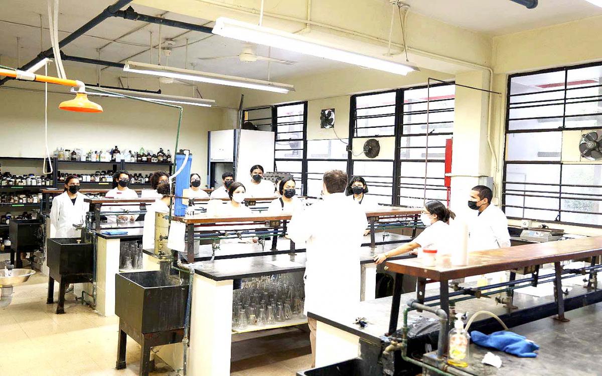 Docente imparte clases en laboratorio de química.
