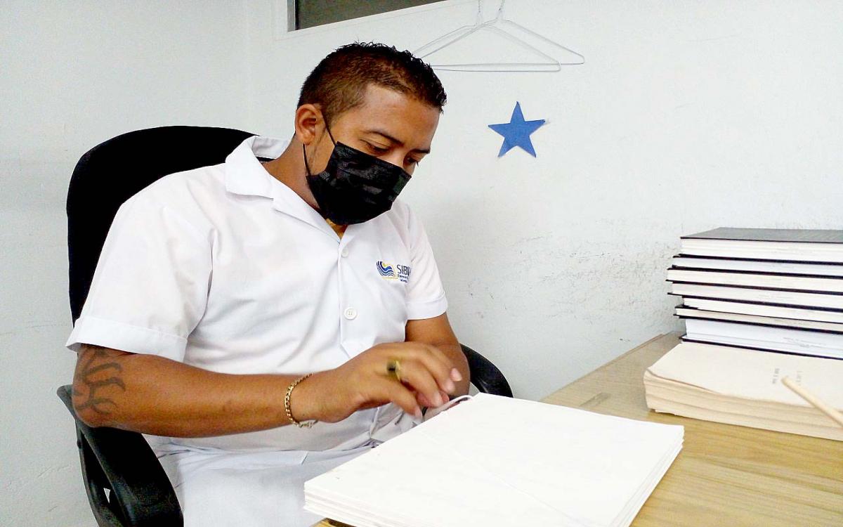 Próspero Rodríguez cose una de las obras a su cargo.