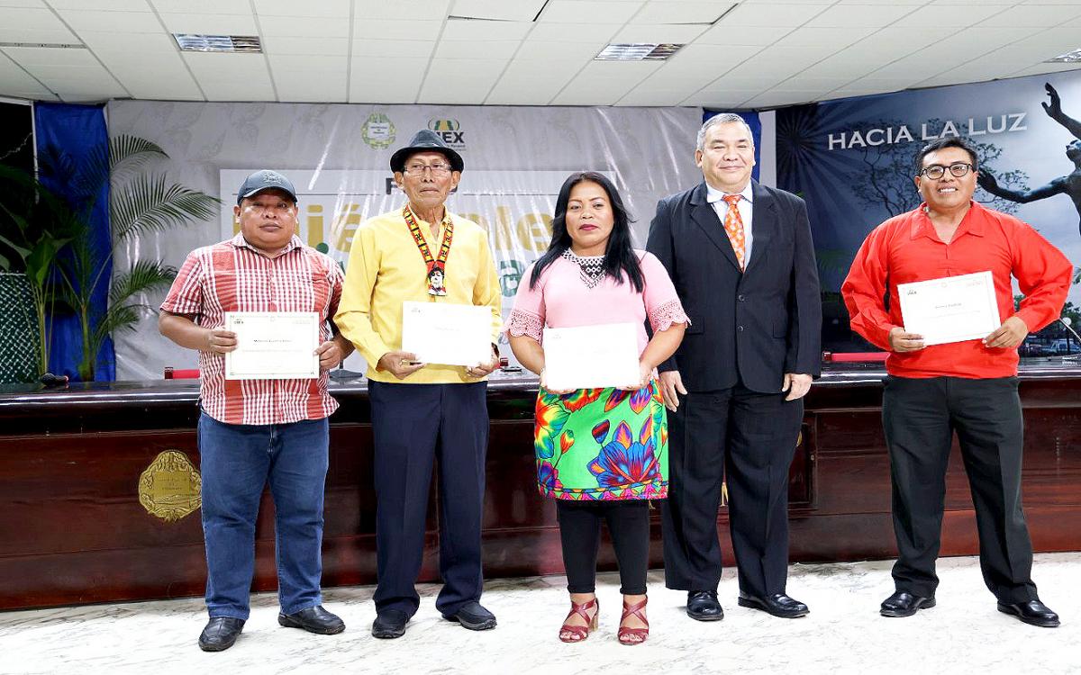 Presidente de la Coordinadora Nacional de los Pueblos Indígenas de Panamá,  Marcelo Guerra; cacique General Guna, Rengifo Navas; cacica Wounaan, Aulina  Ismare; vicerrector de Extensión, Prof. Ricardo Him.