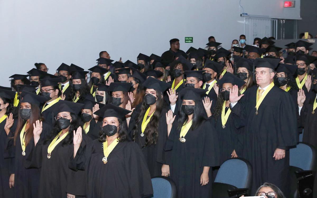 Graduandos realizan su juramentación como profesionales de arquitectura  y diseño.