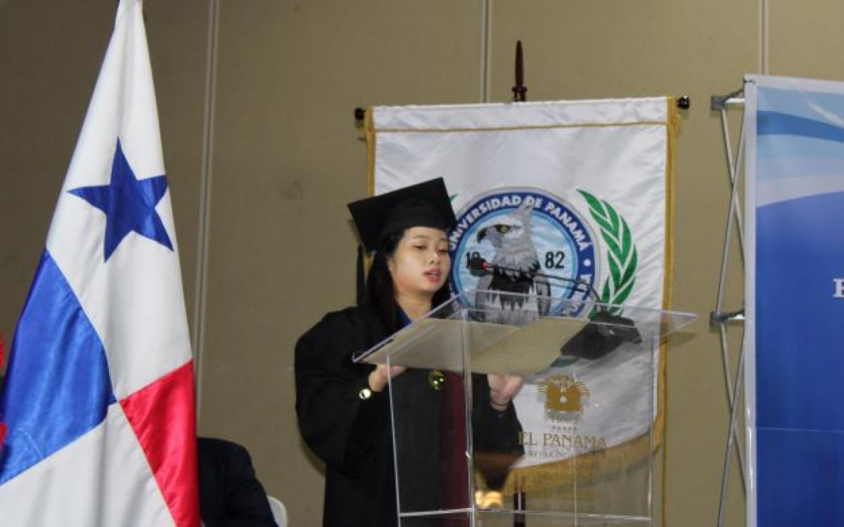 Palabras de la estudiante del primer puesto de honor, Elizabeth Zhong.