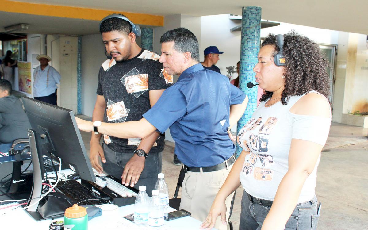 Licdo. Jorge Cajar junto al equipo de producción. (Foto: Cortesía GECU)