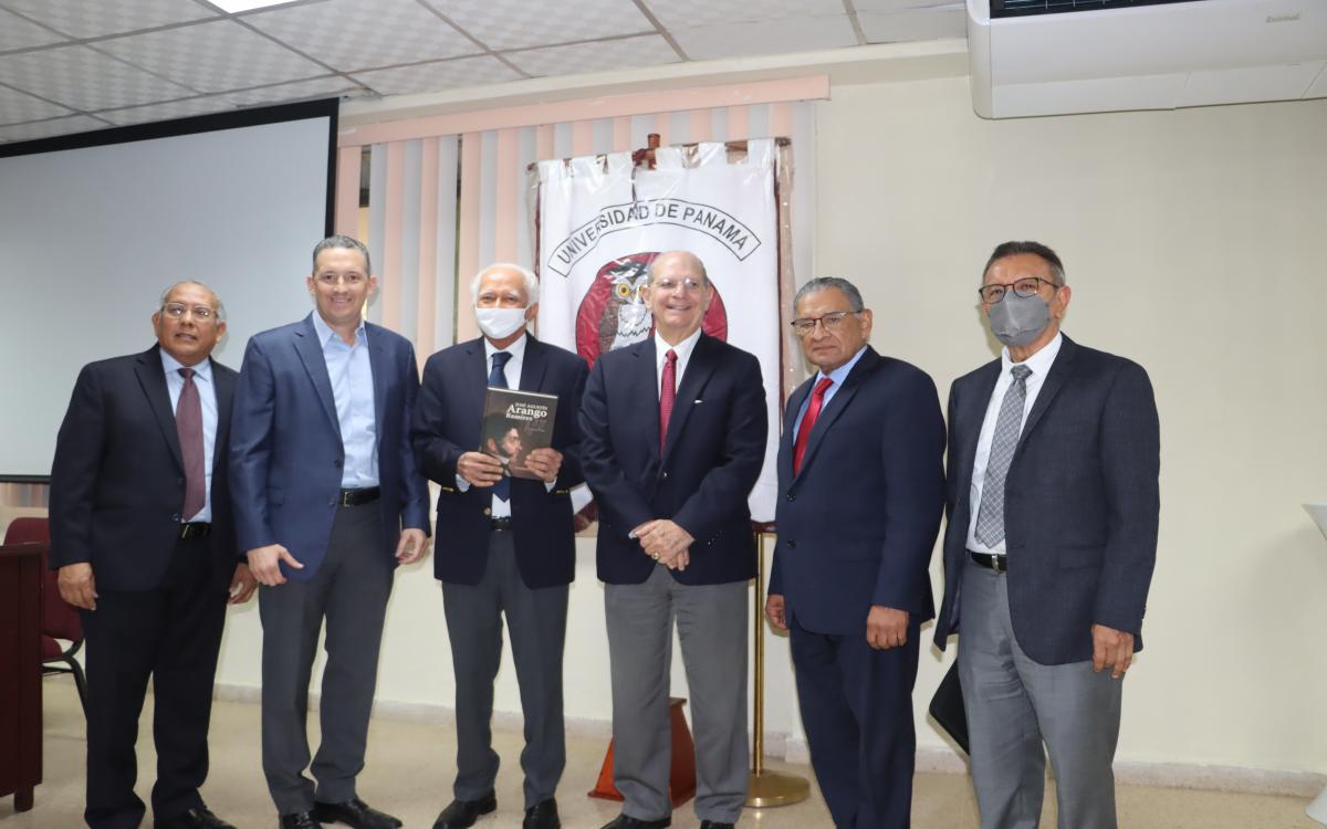 Autoridades universitarias junto a familiares de José Agustín Arango, en la presentación del libro escrito por Alfredo Figueroa Navarro. 