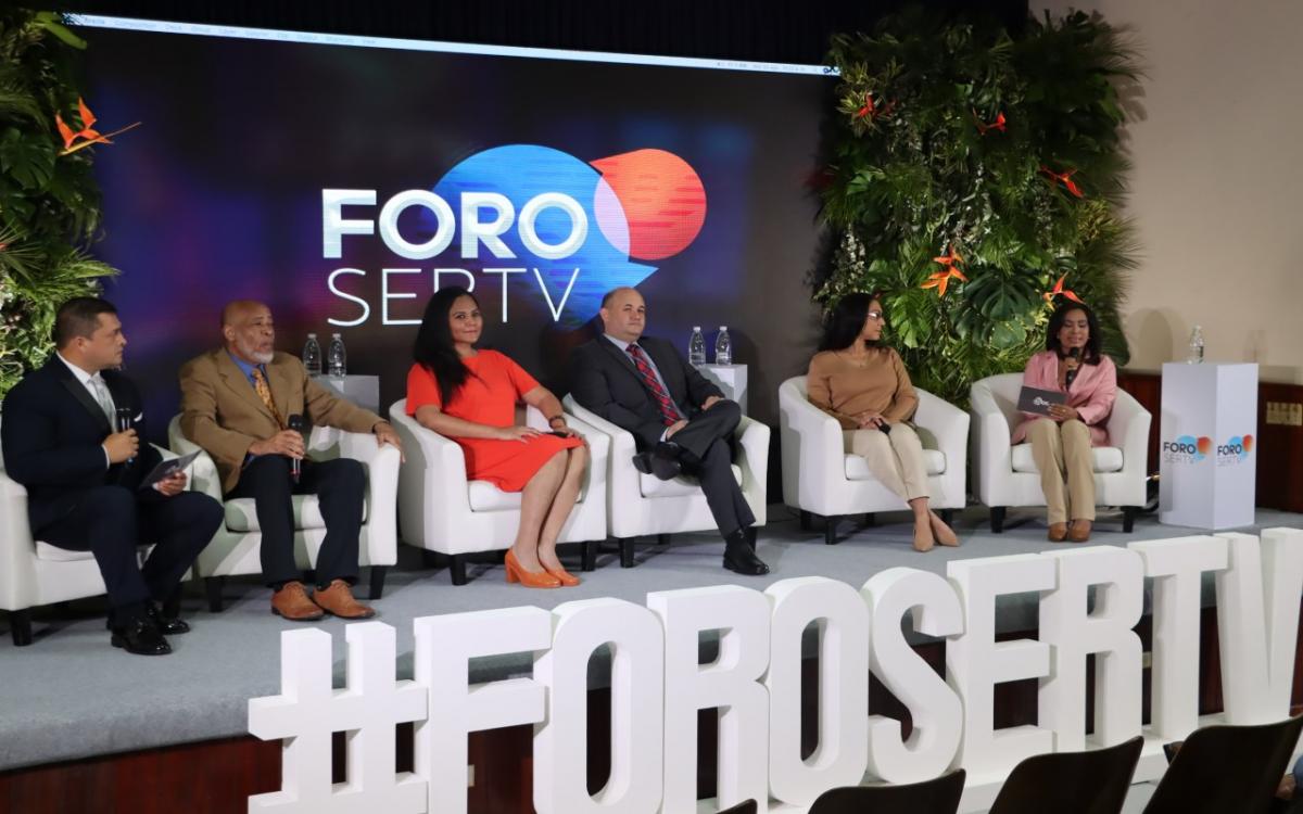 Participantes del foro que se realizó en la Facultad de Comunicación Social para evaluar las fakes news (noticias falsas).