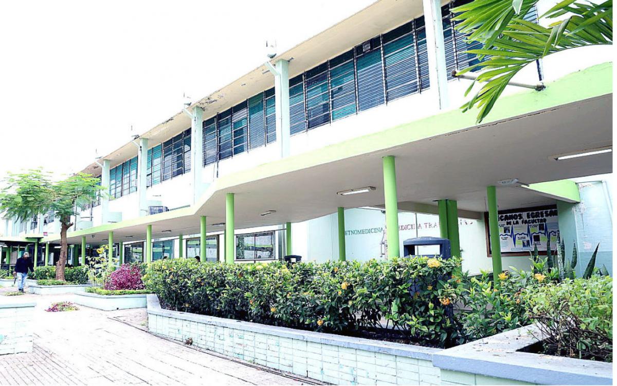 Marquesina renovada de la Facultad de Medicina. 