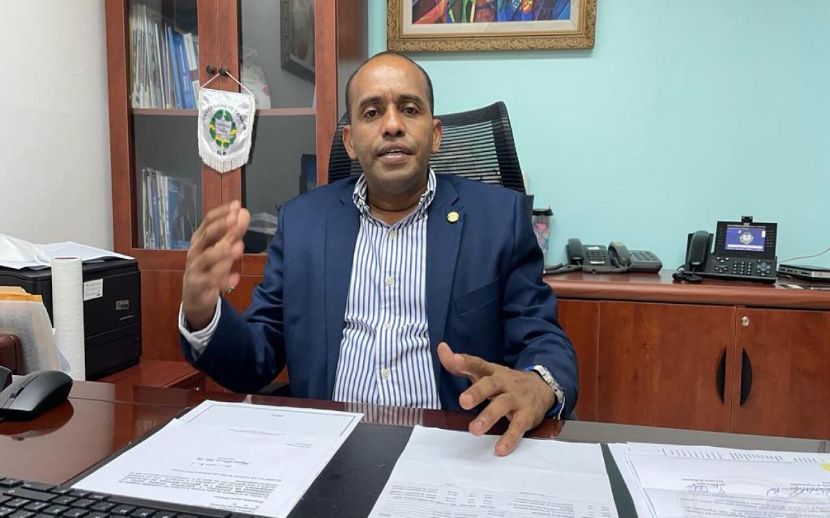 Mgter. Roberto Carrasco,  director del Campus  Harmodio Arias Madrid