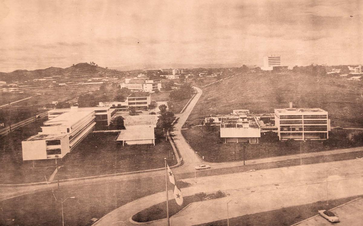 Estos fueron los primeros 4 edificios construidos: Administración y Biblioteca, Humanidades, Ingeniería y Arquitectura y el Laboratorio de Ciencias