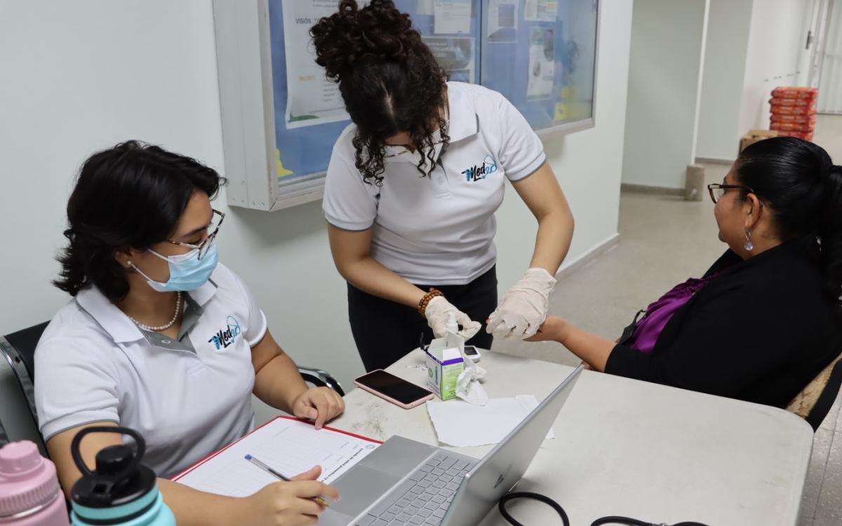 Jornada de salud en la Vicerrectoría de Investigación y Postgrado participan  estudiantes de medicina. 