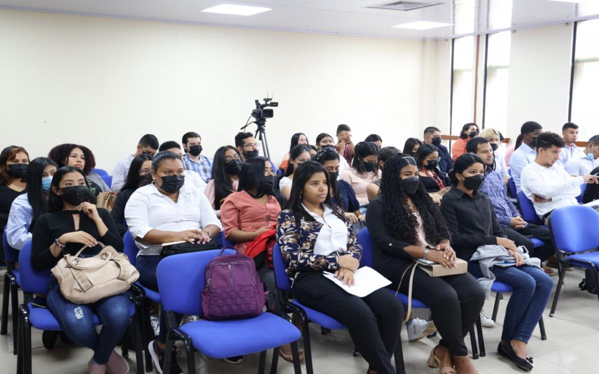 Estudiantes se actualizan sobre temas de aviación civil y seguridad aeroportuaria 