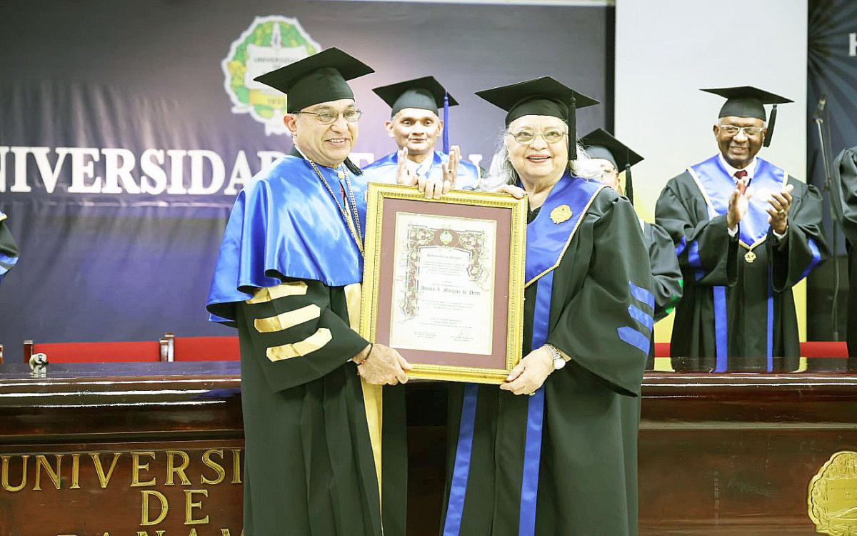 Dr. Eduardo Flores Castro y la Dra. Amelia Márquez de Pérez.