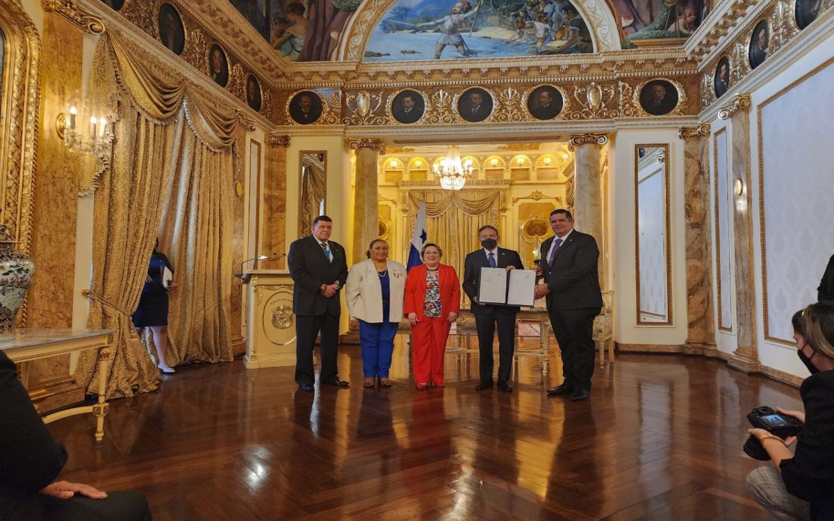 De izquierda a derecha Severino Mejía, Bélgica Bernal Ballolis; María Eugenia López, Laurentino Cortizo Cohen y Juan Manuel Pino Forero. 