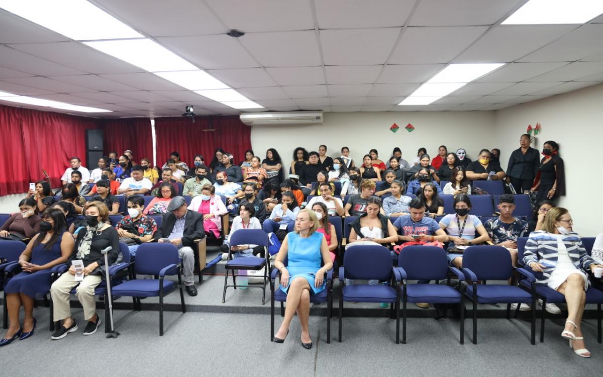 Autoridades universitarias, docentes, estudiantes, administrativos e invitados especiales.