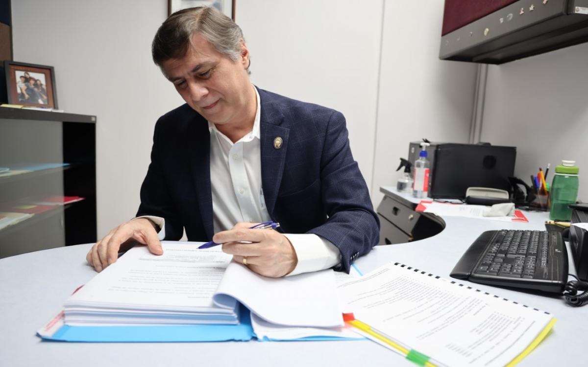 Mgtr. Moisés Guevara, director Curricular revisando documentación.