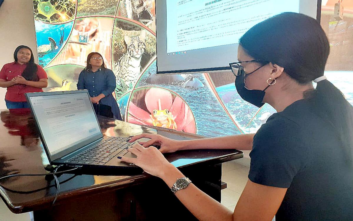 Las estudiantes Melissa Solórzano, Dayra Chami y Walkiria Clarke  muestran los contenidos de la WikiAmbiental