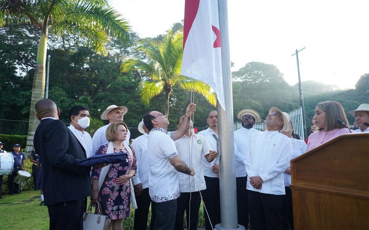 Rector Eduardo Flores Castro enarbola emblema patrio
