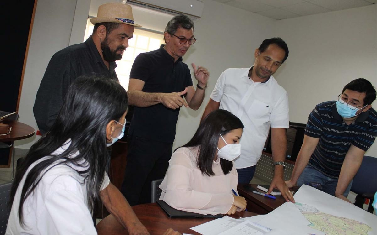 Arq. Sebastián Aguilar y estudiantes analizan mapas para Ordenamiento Territorial.