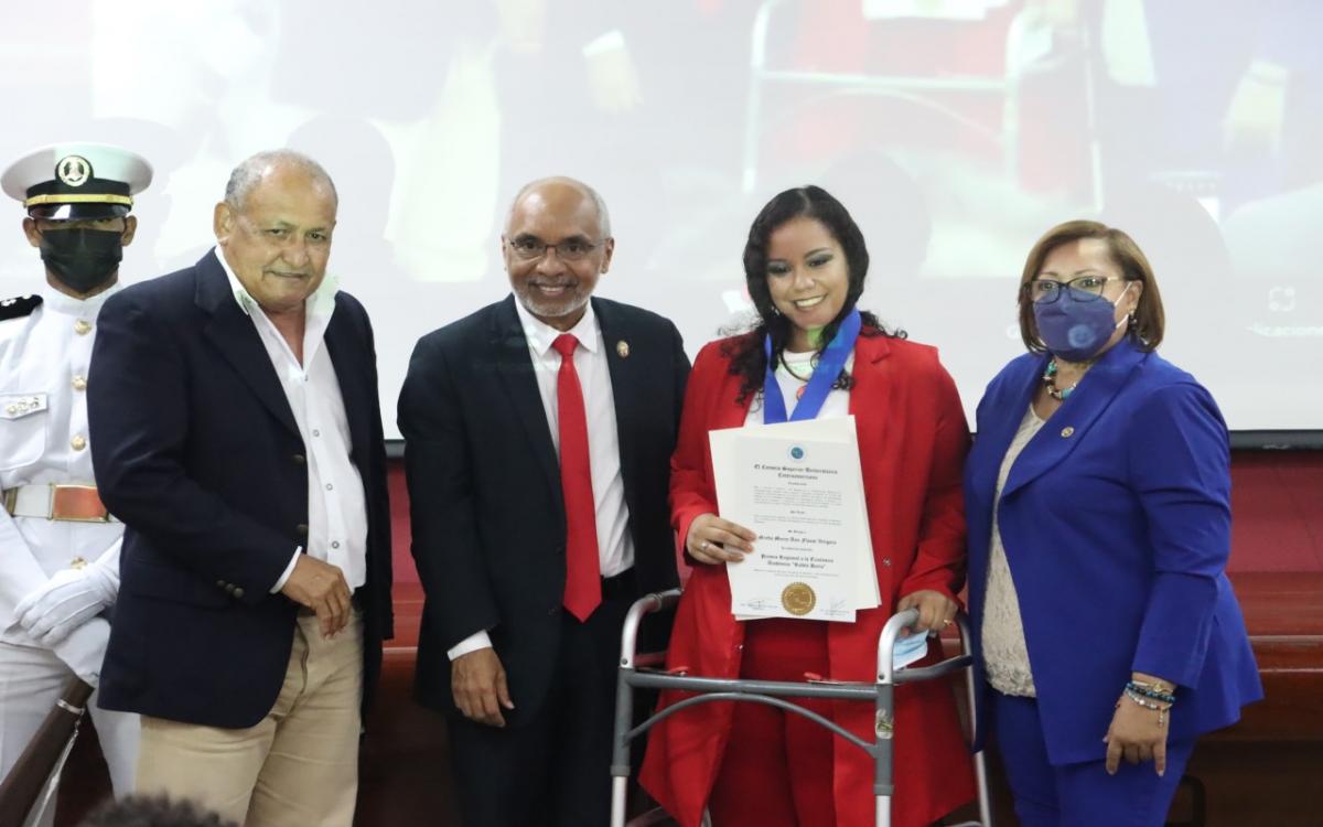 Gretta Flaaut, representante de los estudiantes galardonados.