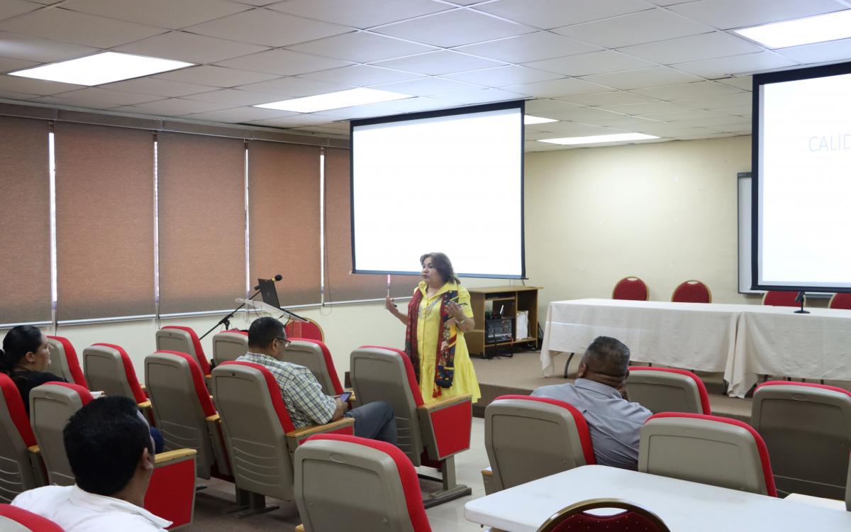 Doctora Gladys Correa expone sobre la calidad de la educación.
